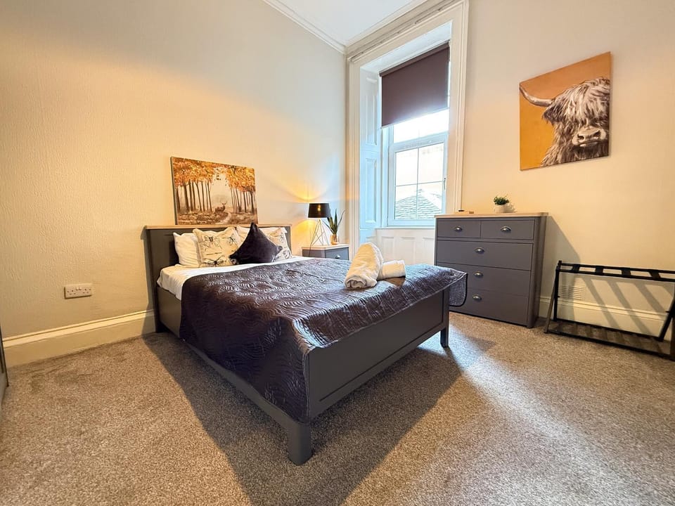 Glasgow City 5BR Flat | Sleeps 10 | Sauchiehall St Apartment in Glasgow