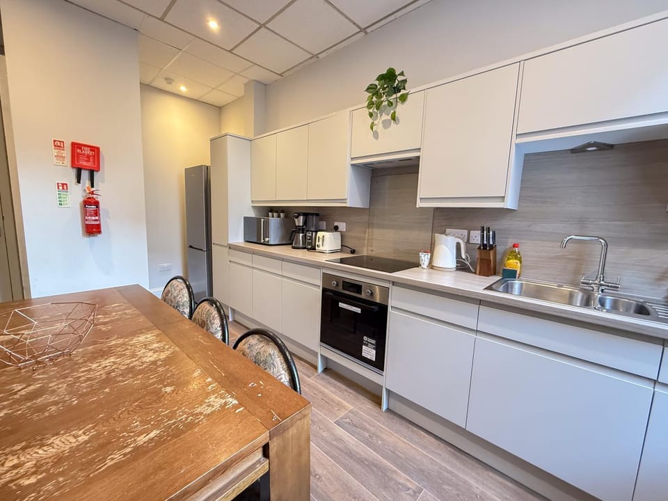 Glasgow City 5BR Flat | Sleeps 10 | Sauchiehall St Apartment in Glasgow