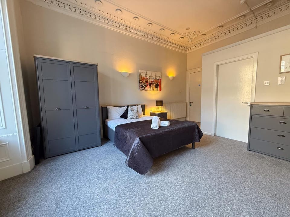 Glasgow City 5BR Flat | Sleeps 10 | Sauchiehall St Apartment in Glasgow