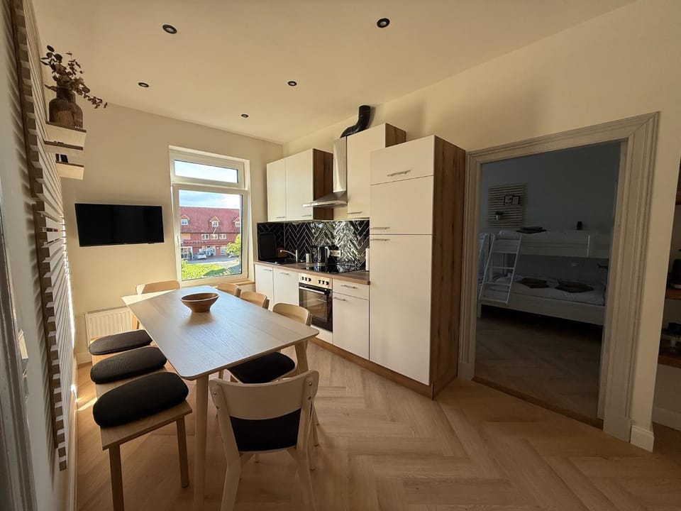 TV and multimedia, Kitchen or kitchenette, Dining area, minibar, oven, stove