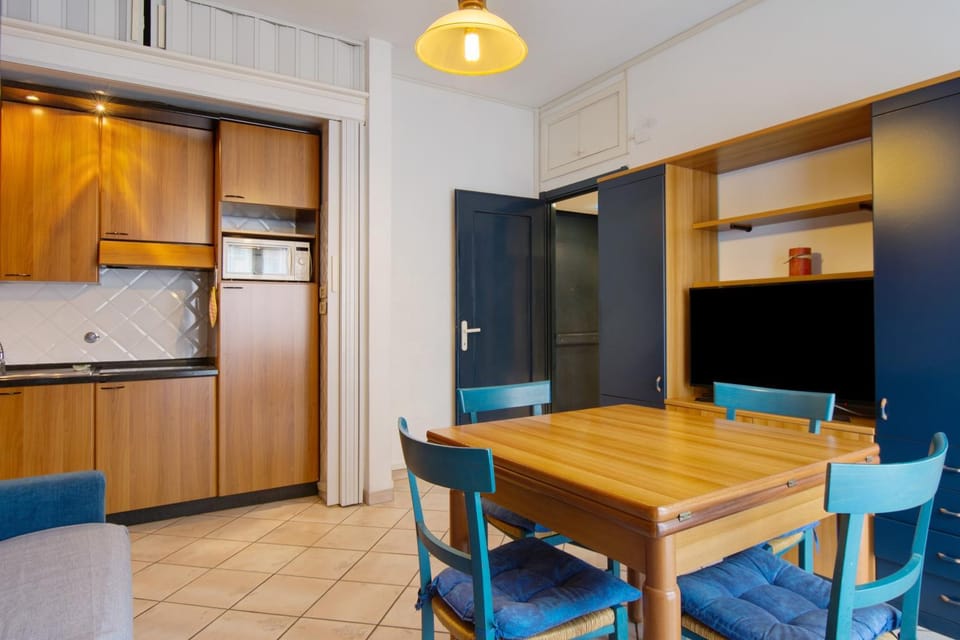 Property building, Kitchen or kitchenette, Living room