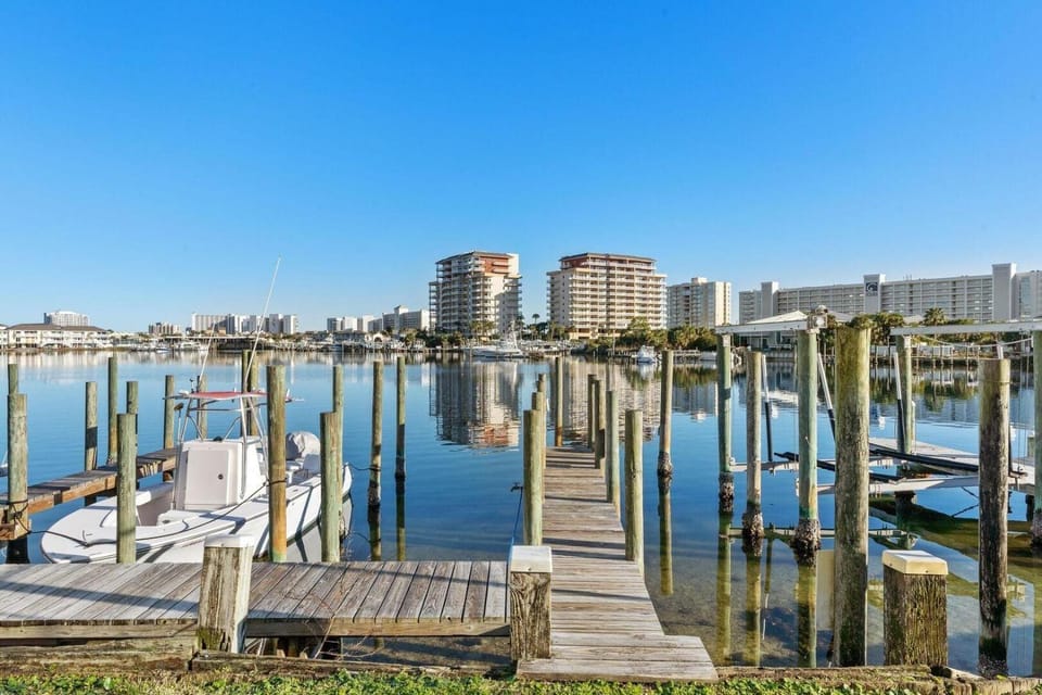 Laguna Point 6- Dock Holiday House in Destin