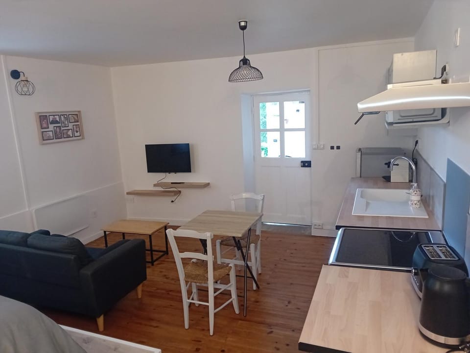 TV and multimedia, Kitchen or kitchenette, Living room, Dining area, oven, stove, toaster