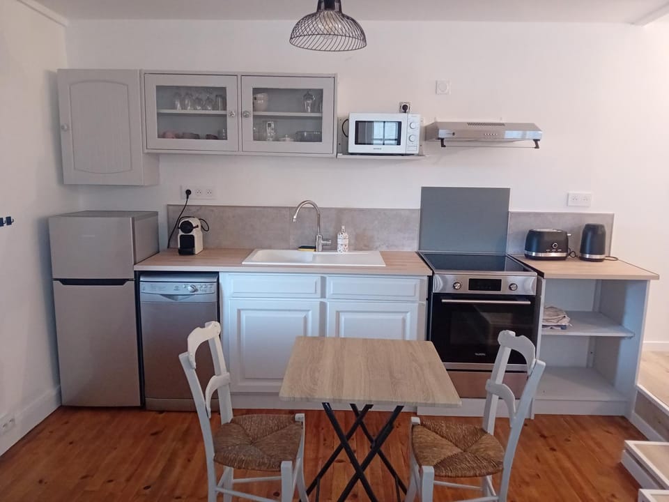 Coffee/tea facilities, Kitchen or kitchenette, Dining area, dishwasher, oven, stove, toaster