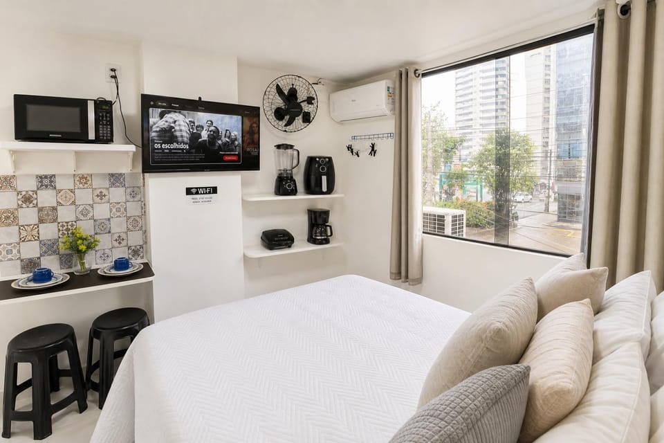 Bed, TV and multimedia, View (from property/room), microwave, air conditioner