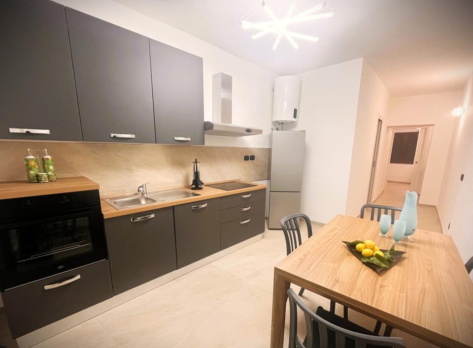 Kitchen or kitchenette, Dining area, oven