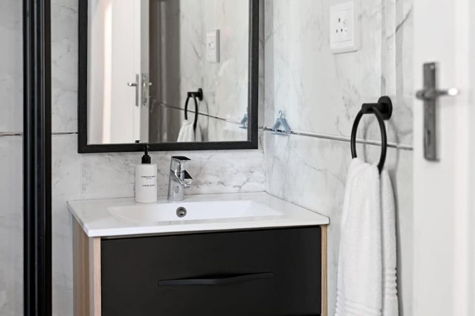 Modern Two Bed Central Green Point Stadium Apartment in Cape Town