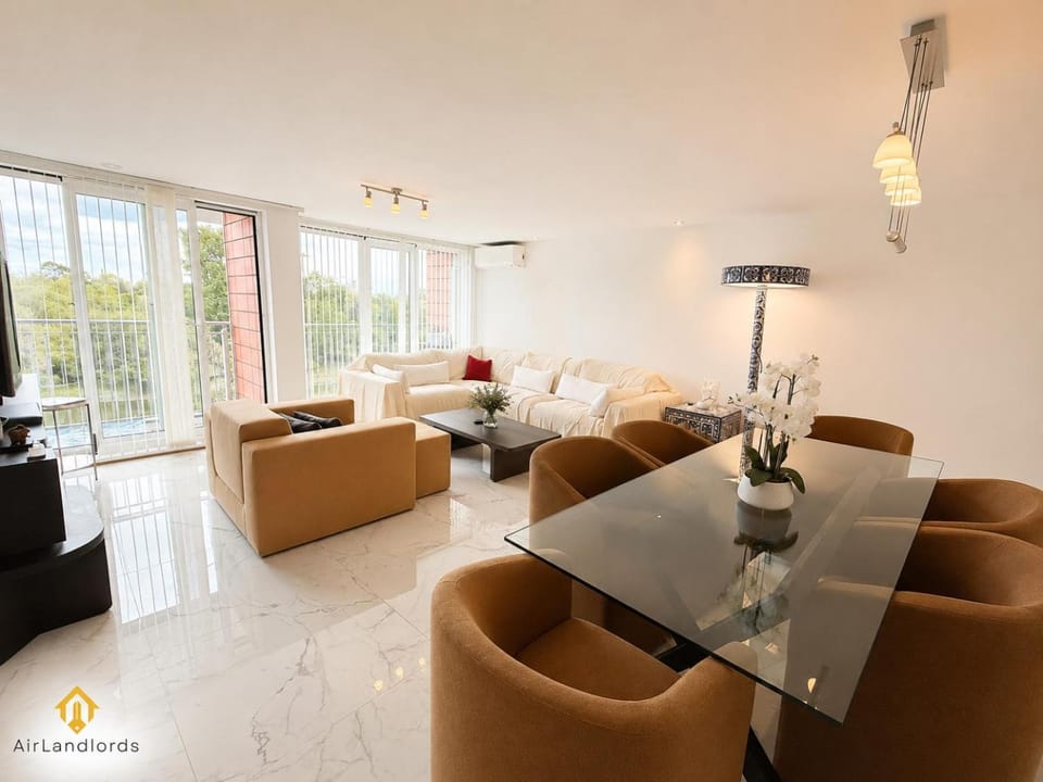 Exclusive 2 bedroom Flat near Kew Bridge Station Apartment in Brentford