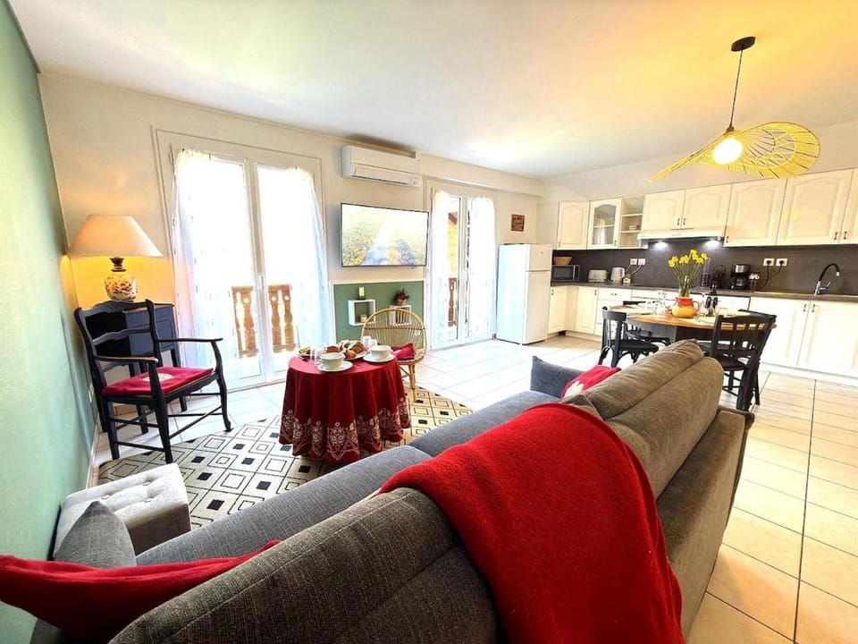 Kitchen or kitchenette, Living room, Dining area