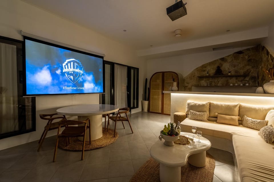 TV and multimedia, Living room, Seating area, Evening entertainment