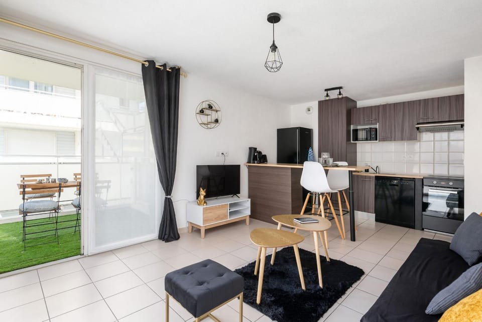 Living room, Seating area, Dining area, oven, stove, toaster