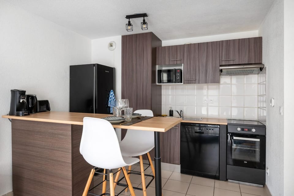 Coffee/tea facilities, Kitchen or kitchenette, Dining area, dishwasher, oven, stove, toaster