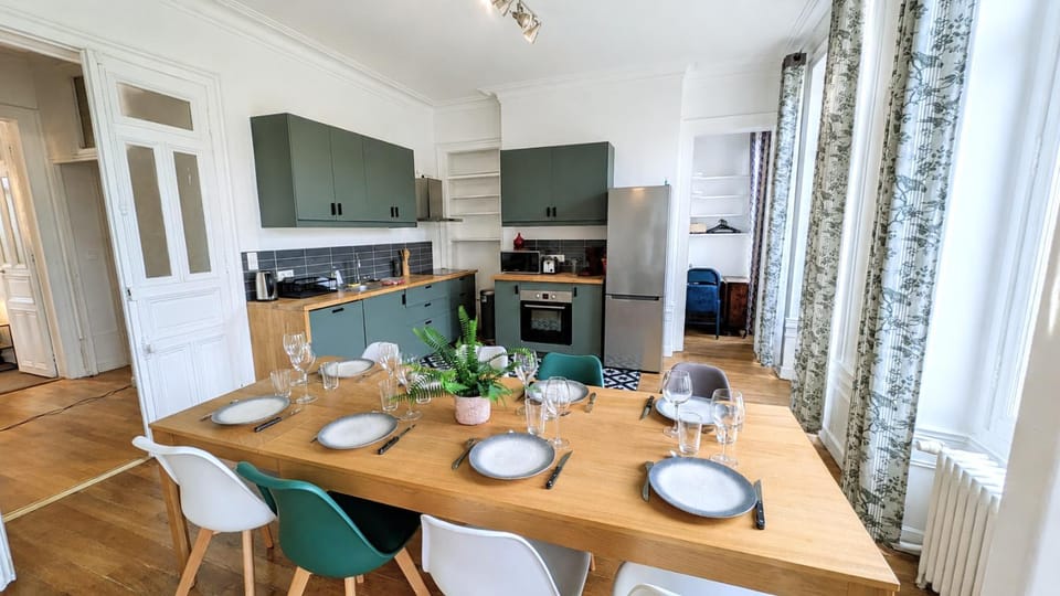 Coffee/tea facilities, dishwasher, microwave, oven, stove, toaster, kitchen