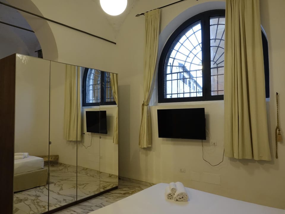 Bed, TV and multimedia, Photo of the whole room, Bedroom, towels