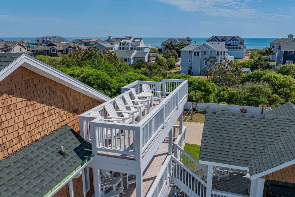 7BR with Heated Pool Volleyball Steps to Beach House in Corolla