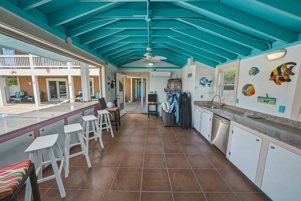 7BR with Heated Pool Volleyball Steps to Beach House in Corolla