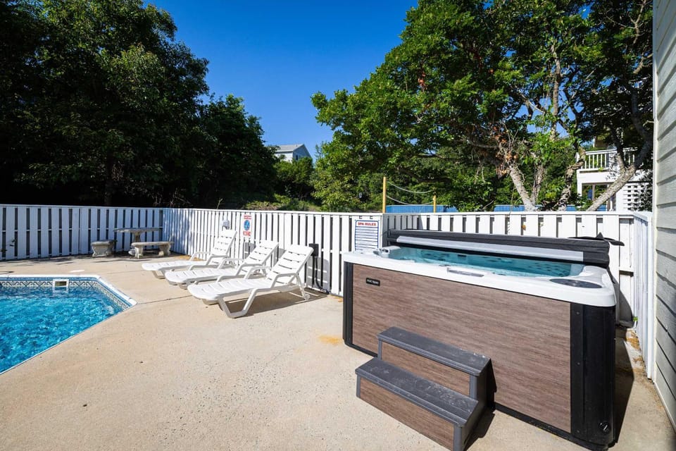 Walk to Beach with Private Pool in the Heart of Duck House in Schooner Ridge