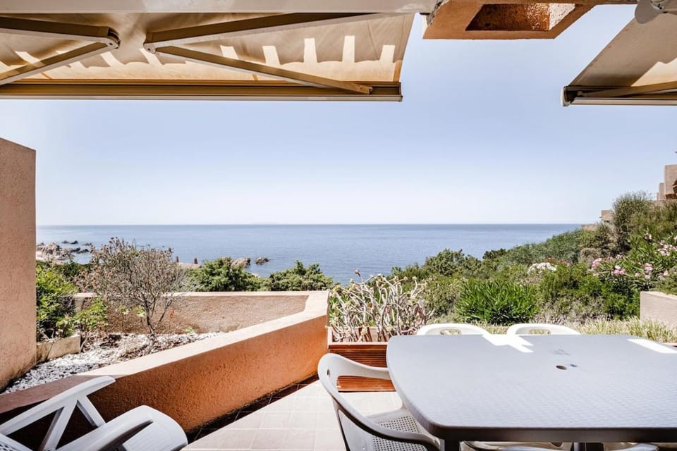 Bright little villa with a sea view Apartment in Sardinia