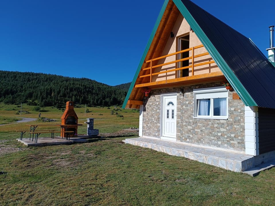 Sinaj Lodge House in Montenegro