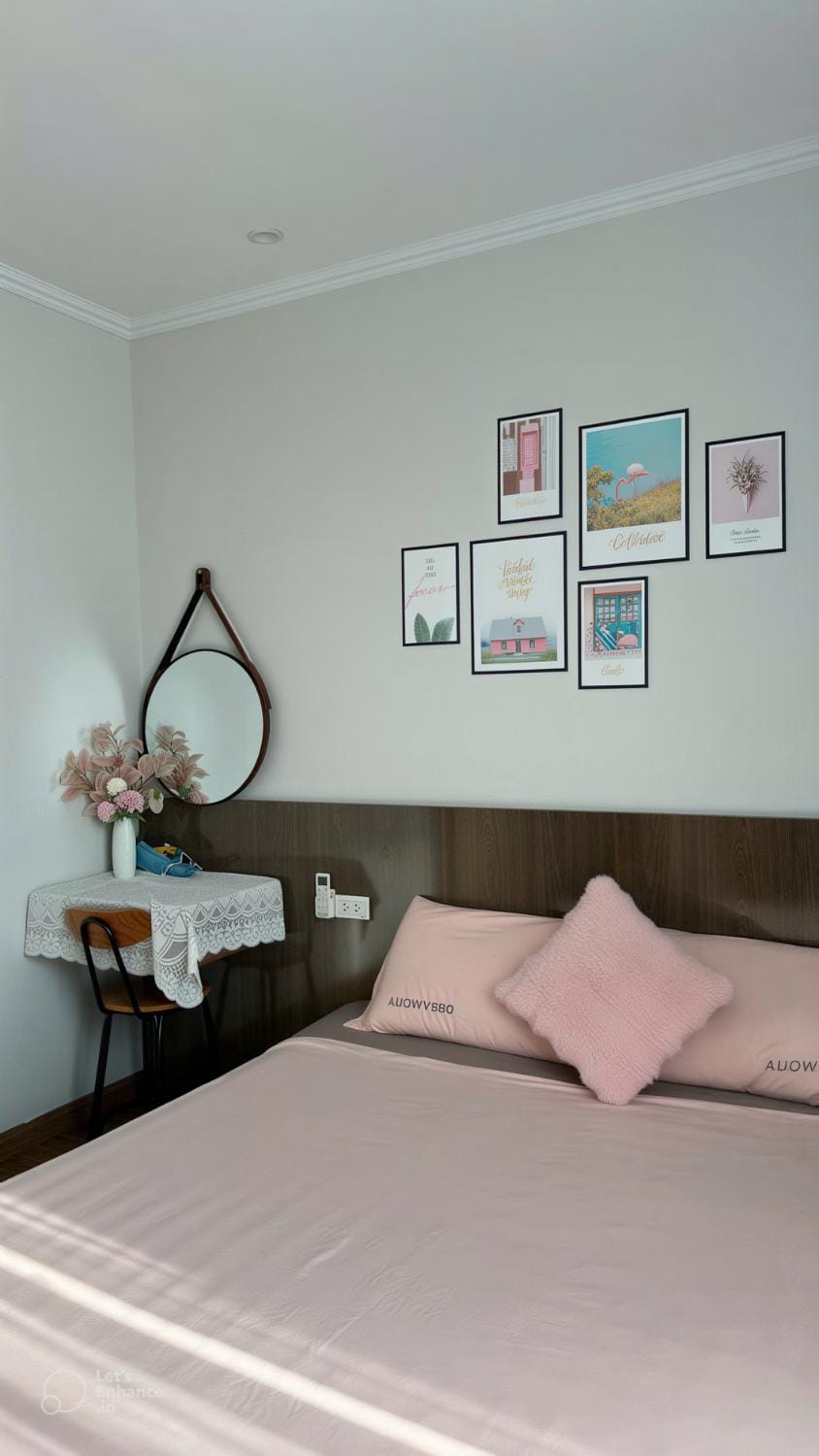 Photo of the whole room, Bedroom