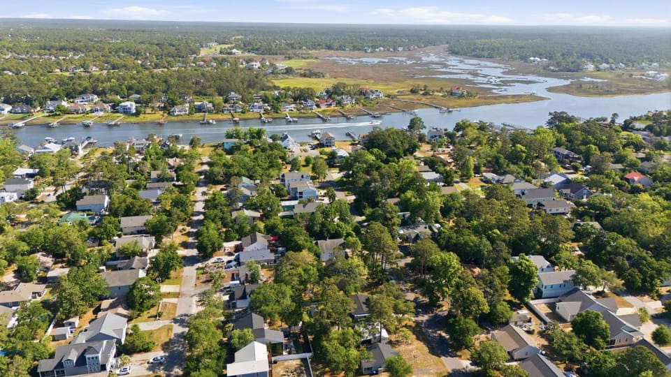 Charming Newly Updated OKI Bungalow with Fire Pit House in Oak Island
