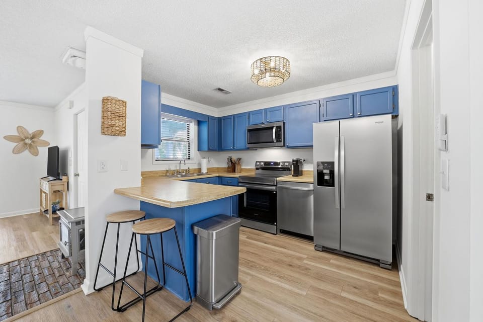 Charming Newly Updated OKI Bungalow with Fire Pit House in Oak Island