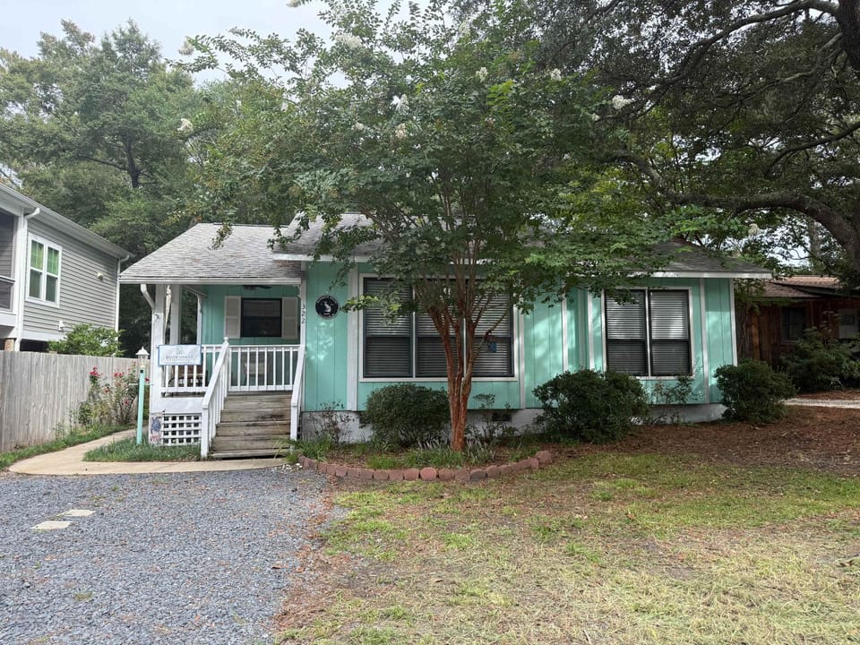 Charming Newly Updated OKI Bungalow with Fire Pit House in Oak Island