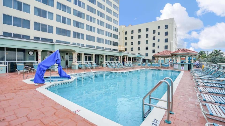 Hollywood Beach Tower - Studio Suite Apartment in Hollywood Beach