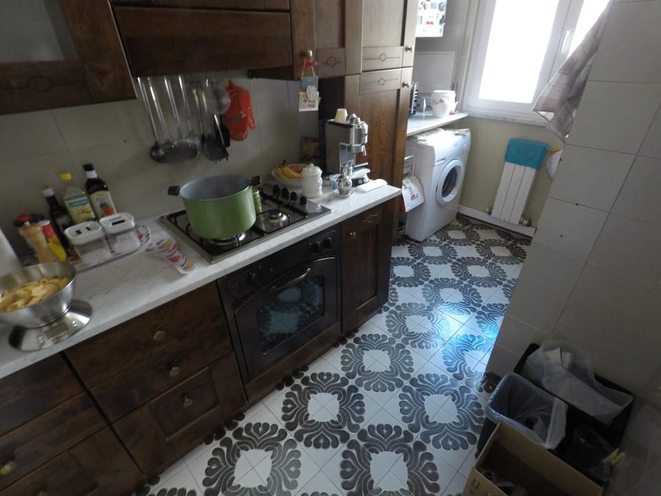 Coffee/tea facilities, Kitchen or kitchenette, stove