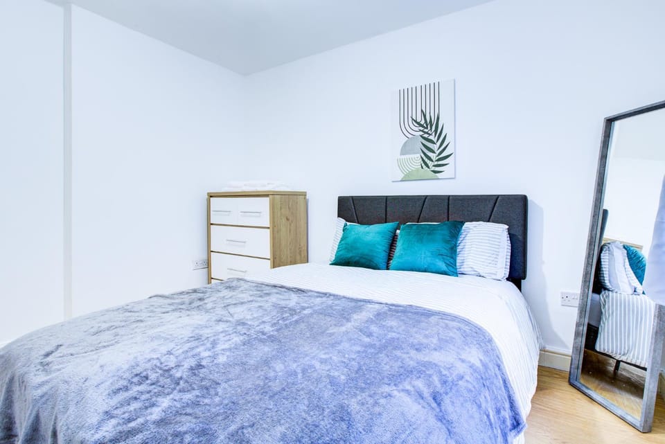 Bed, Photo of the whole room, Bedroom, towels