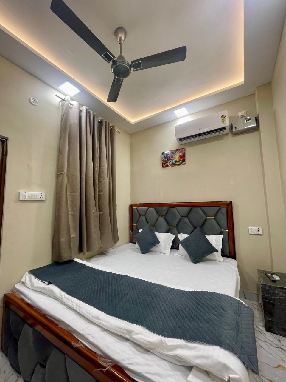 Bed, Photo of the whole room, Bedroom, fireplace