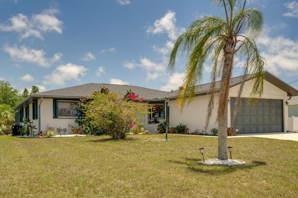 Tee Times & Beach Vibes! Rotonda West Home w/ Pool House in Rotonda West