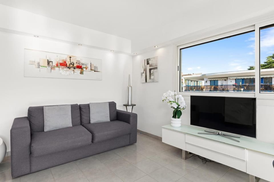 Madrid Panorama Suite Terrace & Parking Apartment in Cannes