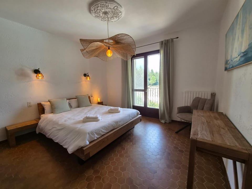 Photo of the whole room, air conditioner