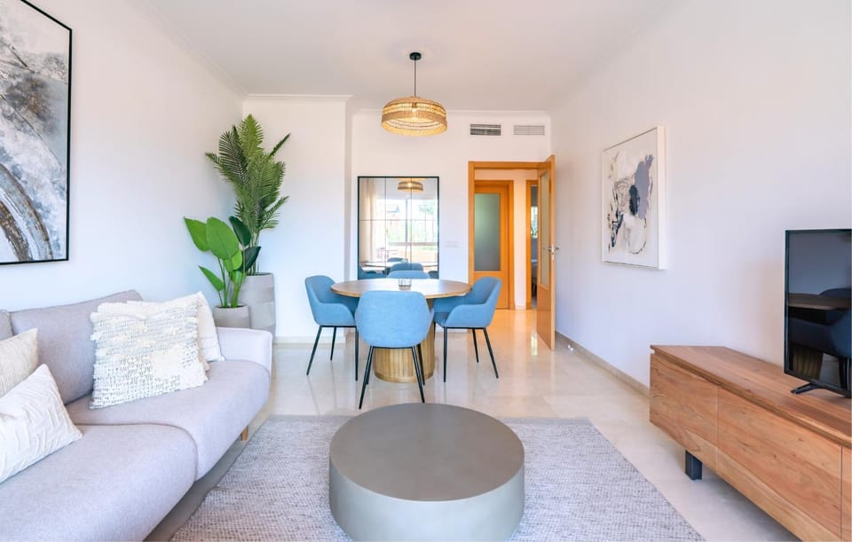 TV and multimedia, Living room, Seating area, Dining area