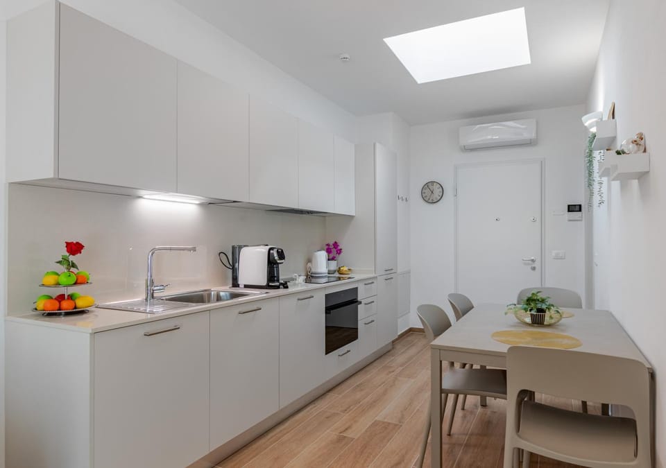 Coffee/tea facilities, Kitchen or kitchenette, Dining area, oven, stove