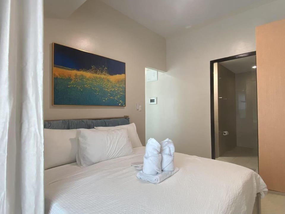 Bed, Photo of the whole room, Bedroom, towels