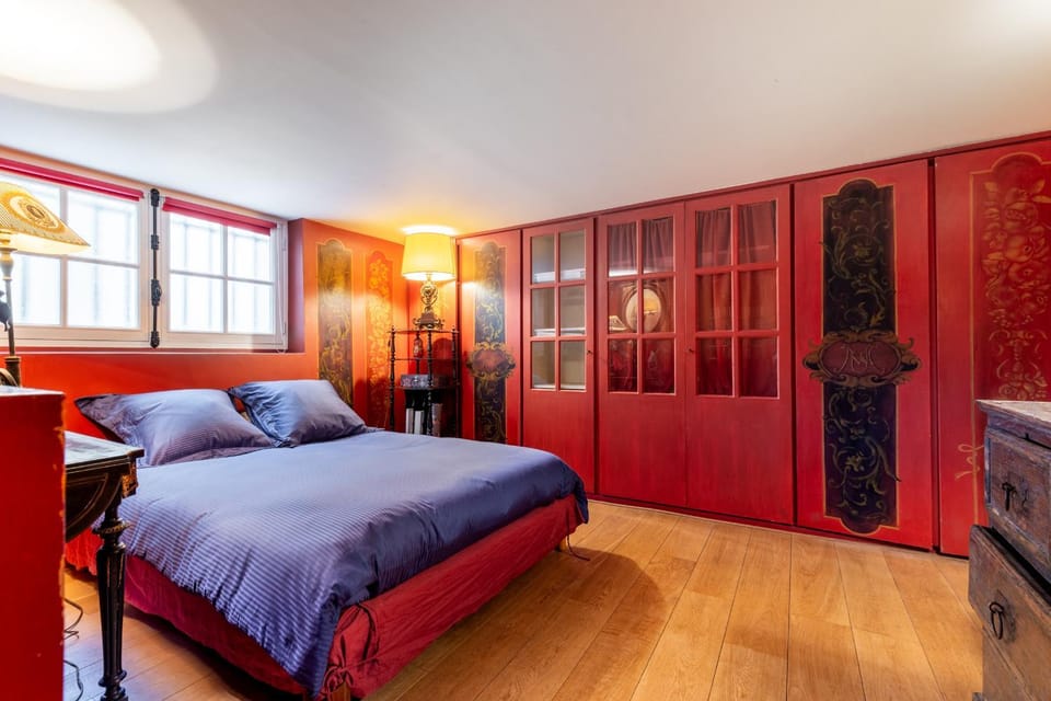Photo of the whole room, Bedroom