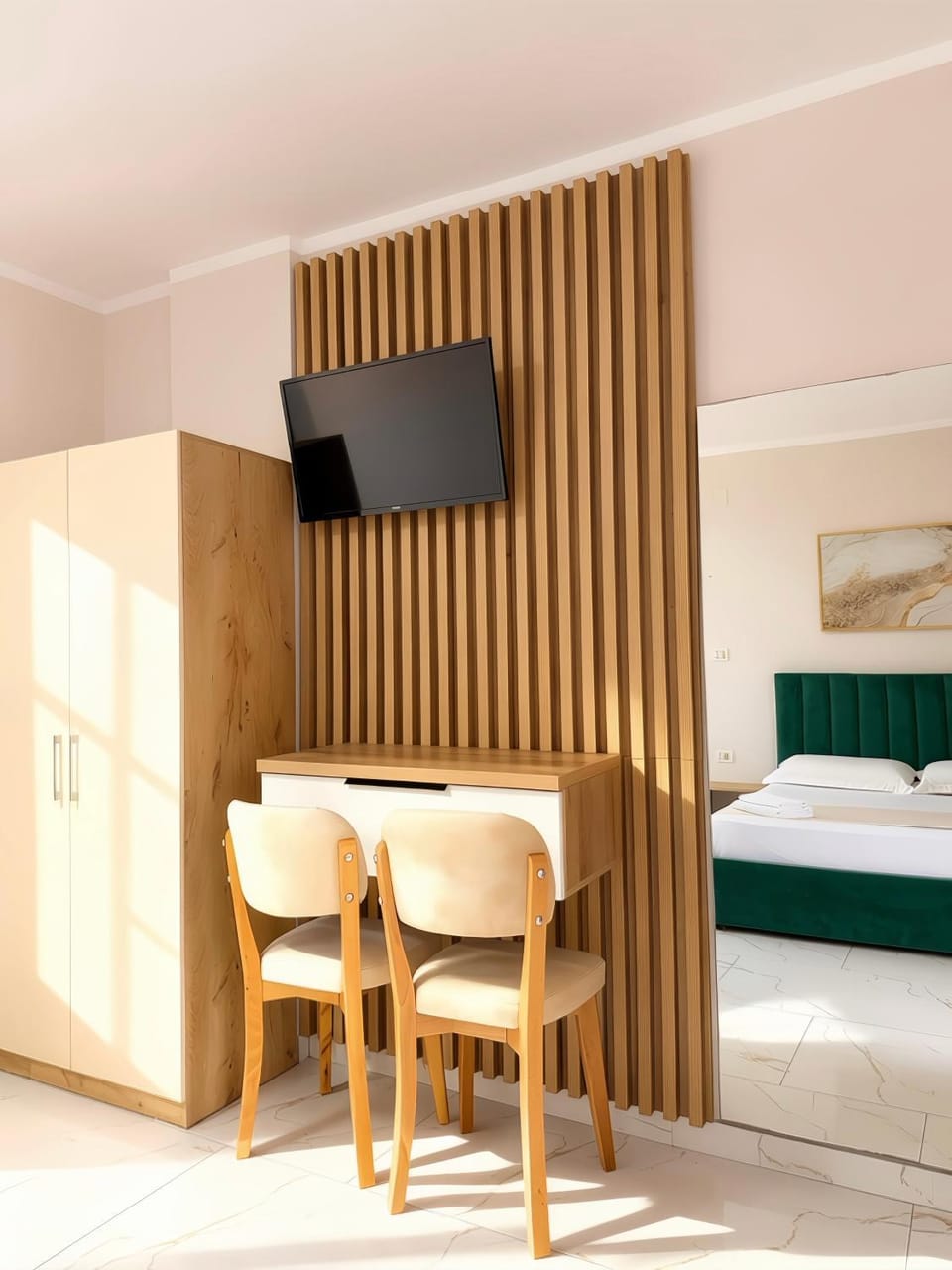 Communal lounge/ TV room, Bed, TV and multimedia, Kitchen or kitchenette, Living room, Seating area, Bedroom, wardrobe