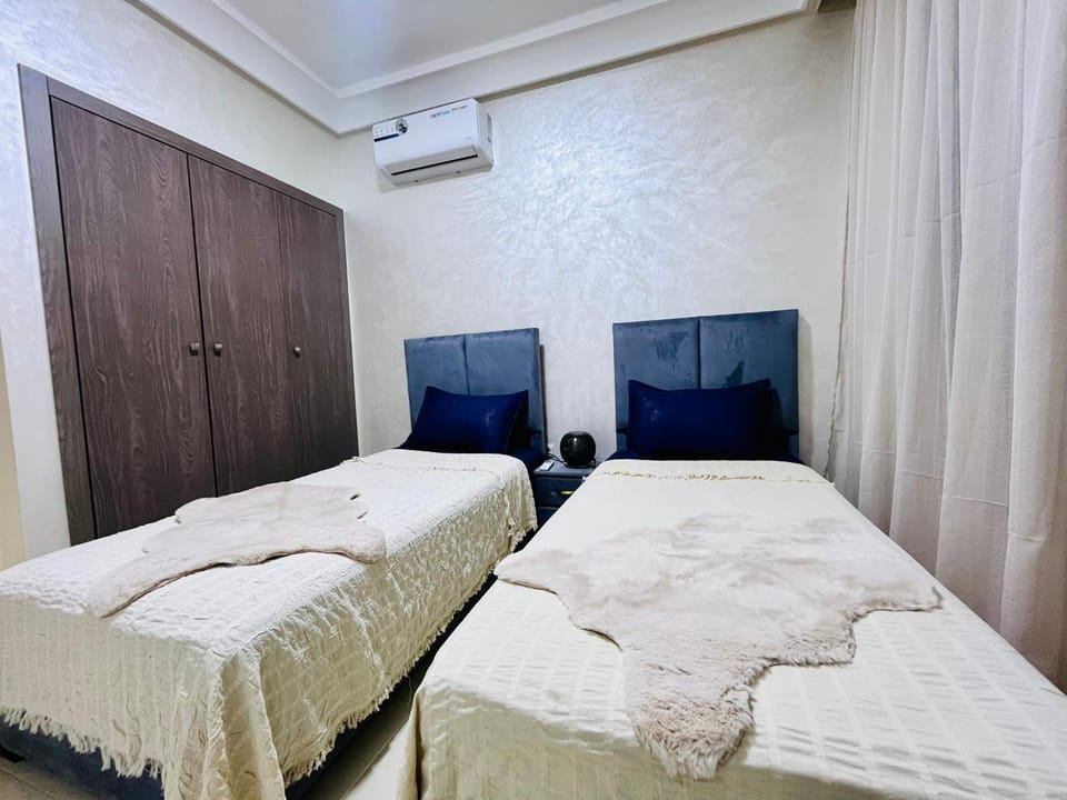 Bed, Photo of the whole room, Bedroom, wardrobe, air conditioner
