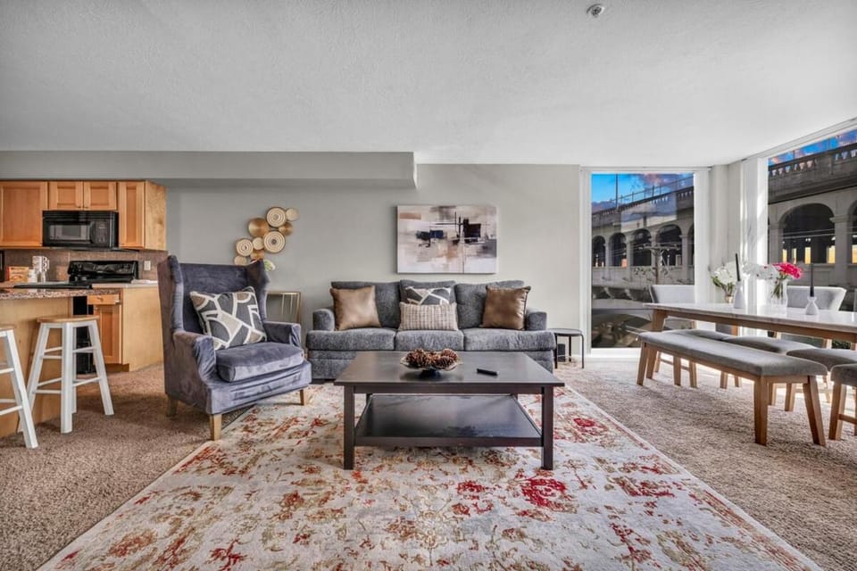 City View Balcony Flats Parking Gym Apartment in Ohio City