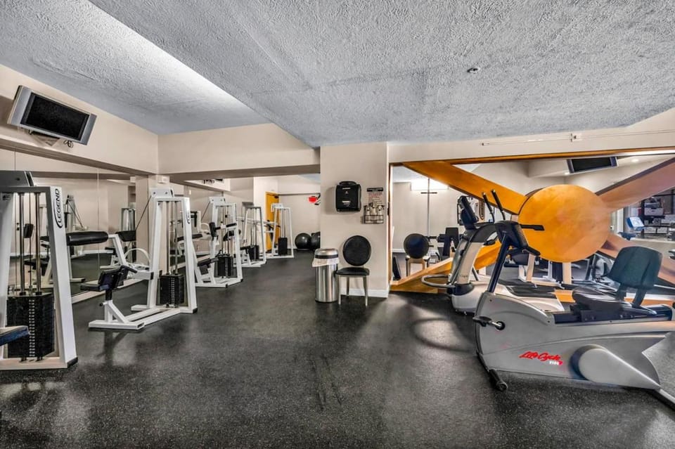 City View Balcony Flats Parking Gym Apartment in Ohio City