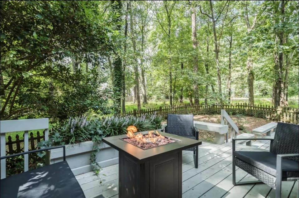 UNC Game Day Retreat, Hot Tub, Near Stadium and Franklin St House in Chapel Hill