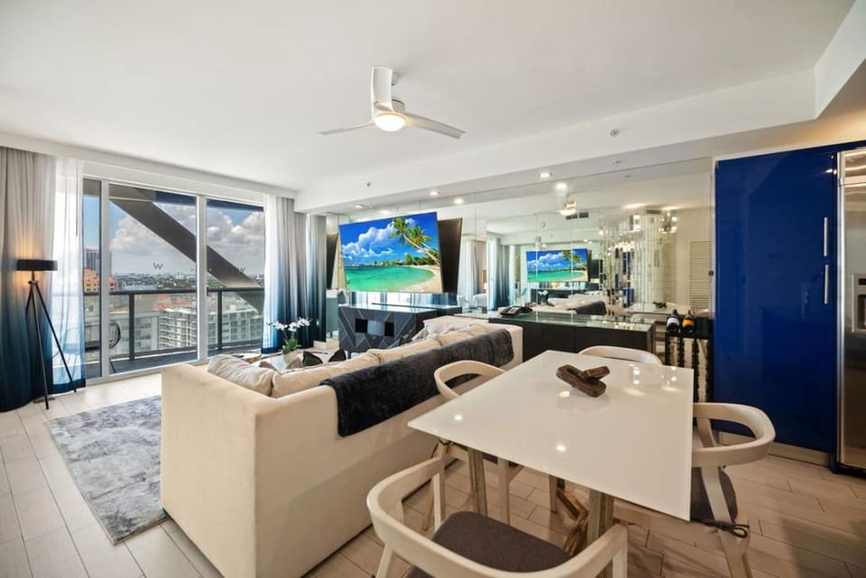 Communal lounge/ TV room, TV and multimedia, Living room, Evening entertainment