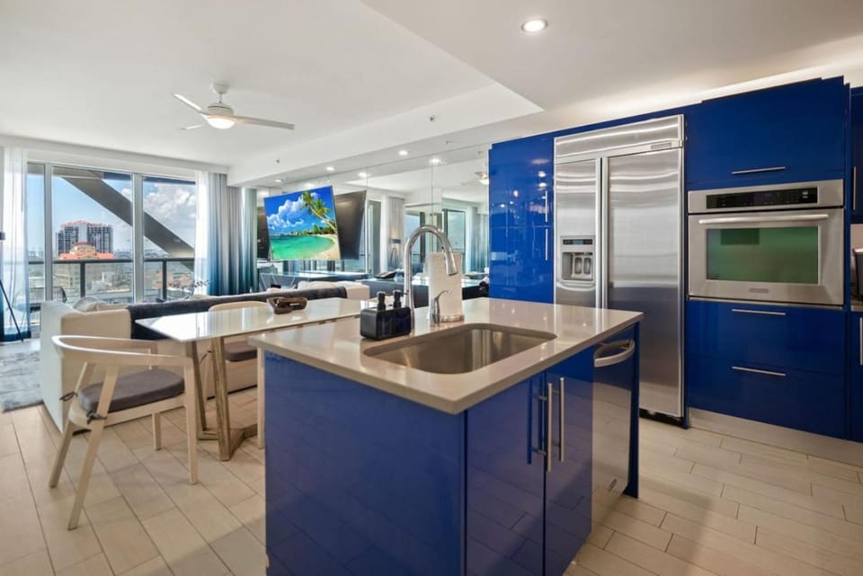 Kitchen or kitchenette, oven
