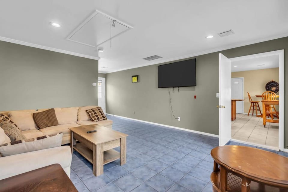 Beachside 1BR Retreat Pet Friendly, Steps to the Waterpark House in Seaside Heights