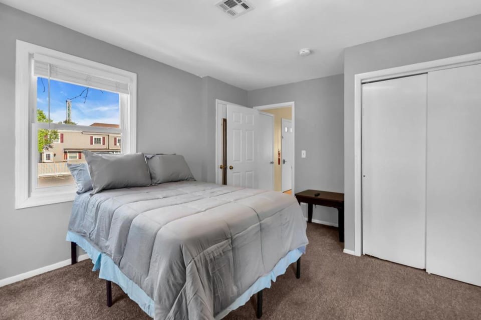 Beachside 1BR Retreat Pet Friendly, Steps to the Waterpark House in Seaside Heights