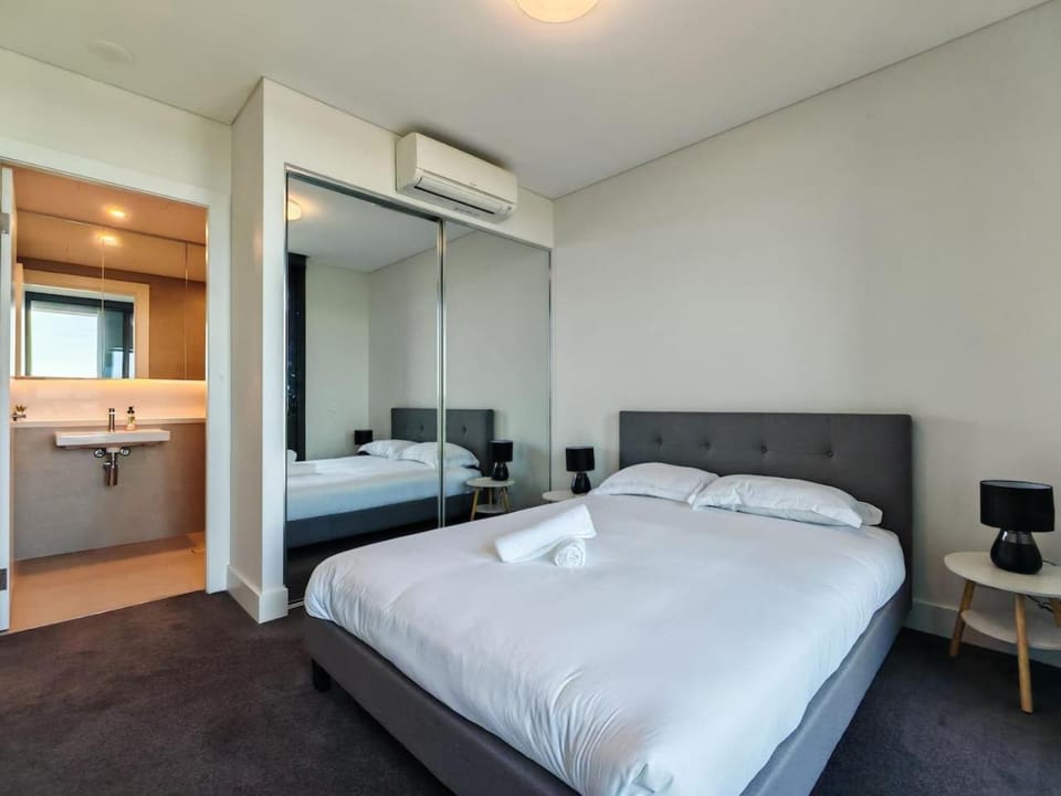 Bed, Photo of the whole room, Bedroom, wardrobe, air conditioner