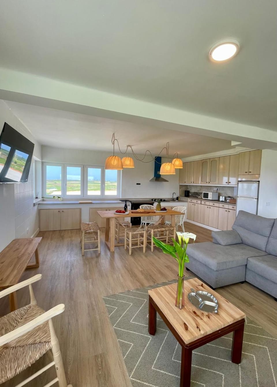 Kitchen or kitchenette, Living room, Seating area, Dining area