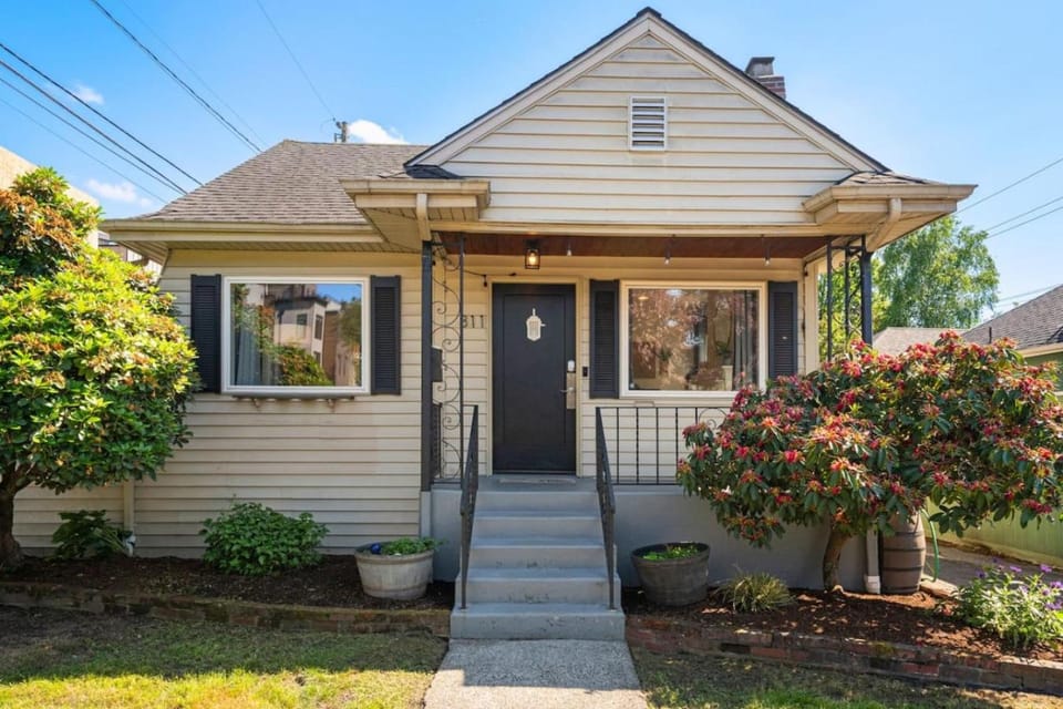 139 - City Oasis - Office, Yard, and BBQ House in University District